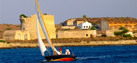 Vista dels velers entrant al port de Mahón i passant enfront de la bateria militar de la mola