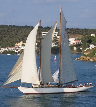 els velers clàssics, bucs d'època, van participar en el concurso Panerai, en el port de Mahón