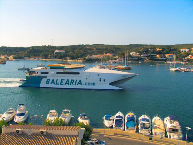 Buque rapido de transporte de pasajeros de la compaia baliaria a la salida del puerto de Mahon con destino a Palma de Mallorca